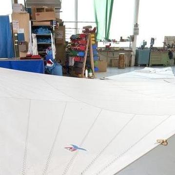 Ein Segel von Vogelmeier Sails ist in der Werkstatt aufgespannt