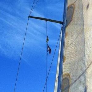 Ein Segel an einem Mast bei Wind
